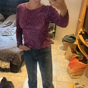 Lila mönstrad tröja - Mycket fint skick, säljer då den inte kommer till användning.😊 Knappt använd, hittad i mammas garderob. Passar m/L 