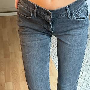 Säljer dessa jeans från Levis, lite Skinny i modellen, tyvärr för stora på mig, hör gärna av dig till mig