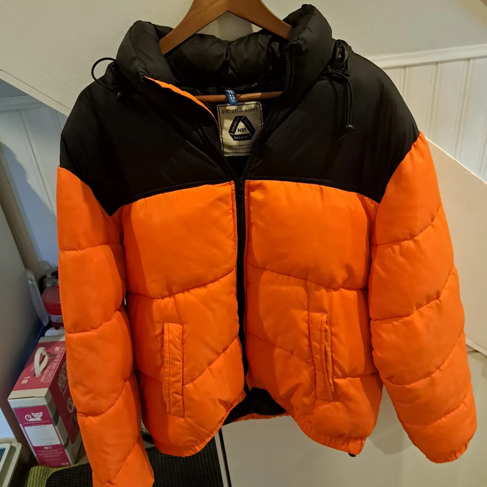 En orange och svart puffer jacket från hm, skitmysig nu i vinter, älskar den, men vill ha en ny jacka nu i vinter så säljer den. Jackor.