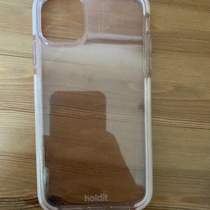 Holdit skal iPhone 11 - Helt oanvänd och mkt bra skick! Färg är blus pink och Nypris 250kr! 