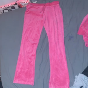 H&m set strl M och L - Säljer ett rosa set från H&m dom är jätte fina men lite förstora för mig, byxorna är i storlek M men passar s också då dom har snören koftan är i strl L men den är mer som M