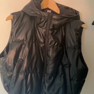 Svart skinväst - En svart skinväst ifårn HM använd få gånger , bra skick