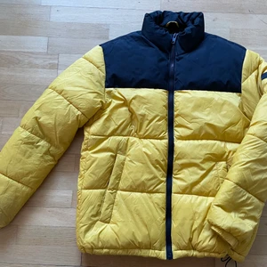 Puffer jacka - Puffer i gul/svart. Obetydlig använd, nyskick! 