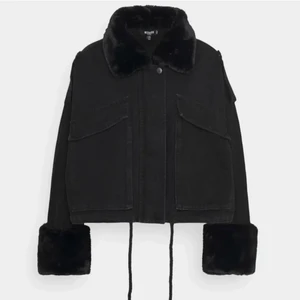 Missguided jacka - Jacka med pälskrage, så fin bra skick men vill köpa en annan💗 Storlek s men passar nog en xs och M också🤩 KÖP DIREKT FÖR 400!