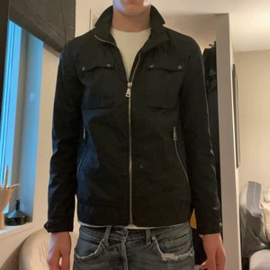 Moncler jacka - Skön monc jacka i storlek 1/S jackan är i bra skick utan några hål eller liknande. Bara att skriva för mer bilder