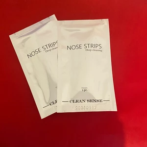 Nose strips - 2 oöppnade nors strips från normal jätte bra för din näsa,tar bort porer och blackheads osv frakten är 13kr och då är den inte spårbar 2 för 8kr och en för 5