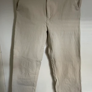 Kostymbyxor  - Ljus beige/benvita kostym aktiga byxor. Har haft dom ganska läng men inte använt så mycket.