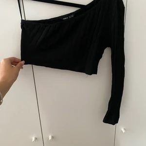 En arm topp, strl s - Obs köparen står för frakt.