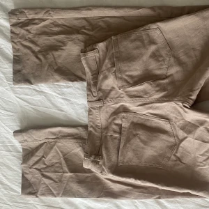 Byxor - Ett par beiga byxor, storlek 38, men skulle säga att de passar 34/36, midwaist och bootcut🫶