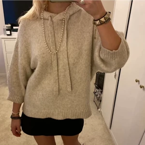 Vit stickad hoodie  - Vit stickad hoodie som är perfekt nu mot hösten och vintern! Är i storlek xs/s. Bilderna är lånade så kom privat för egn bilder. Buda ifrån 250kr och det måste vara 20kr mellan varje bud.❤️‍🔥