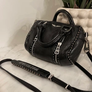 Zadig & voltaire - Jätte fin väska zadig väska som tyvärr inte kommer till använding längre. Pris ligger på 2000kr .+budgivning Kontakta för mer info💕 