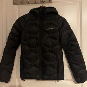 Peak performance - Nästintill ny dunjacka från Peak  Storlek XS.  Pris kan diskuteras vid snabbaffär 🖤 66kr spårbar frakt 🚚  