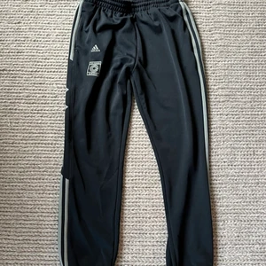 Adidas Yeezy Calabasas Trackpants - Riktigt sköna och unika adidas calabasas mjukisbyxor. Designade av Kanye West. Använda endast 1 gång så dom är som nya!  Dom sitter lite oversized 