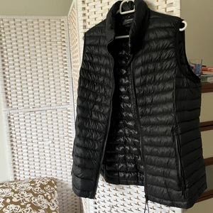 Everest väst  - Svart Everest dunväst. Stlk M/S och som passar hösten såväl träning. I ett bra skick