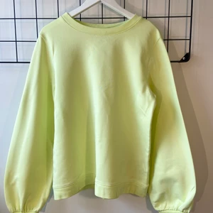 Banana republic - Ascool sweatshirt från Banana republic! Jättefint skick! Limegrön färg