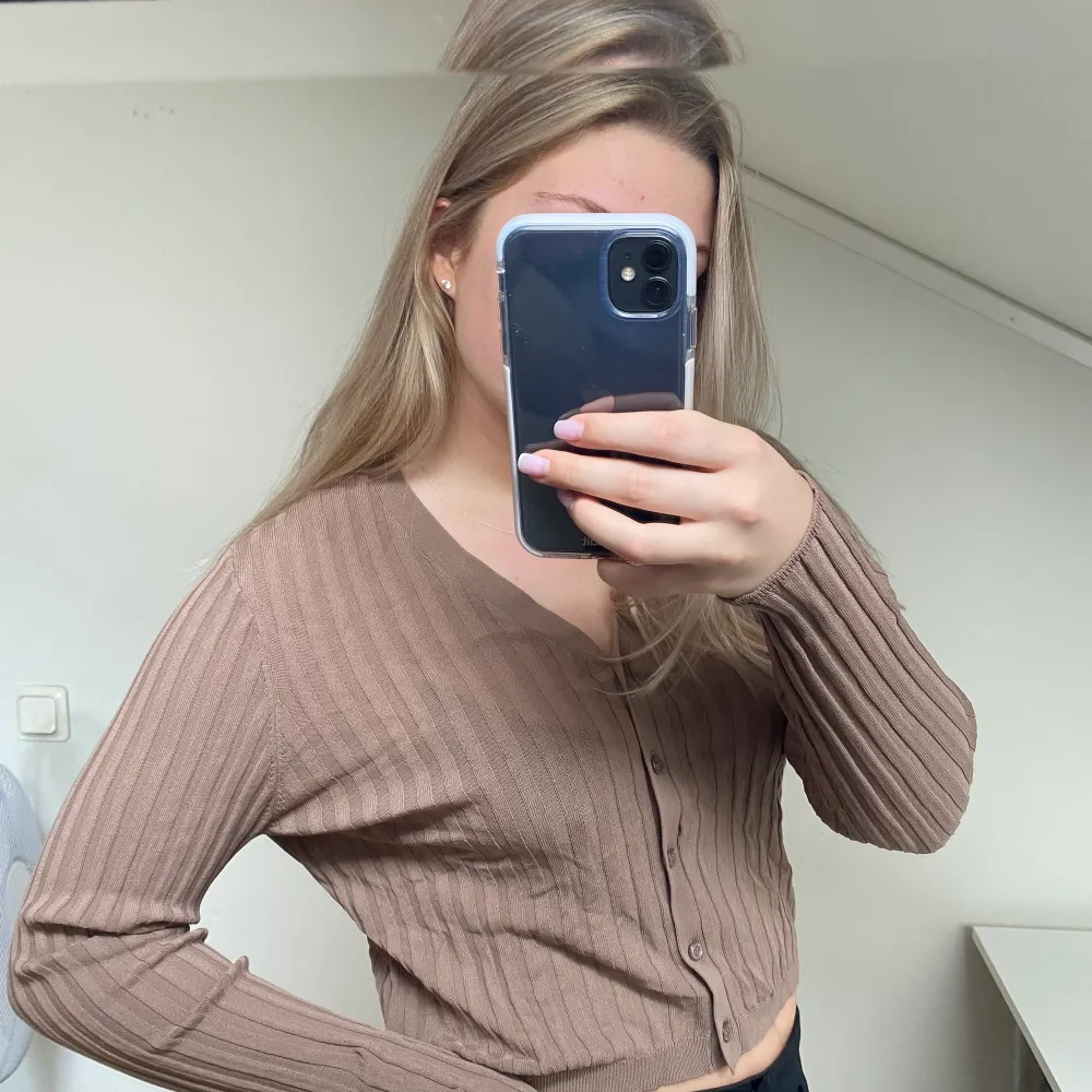 Helt ny och oanvänd tröja från Bik Bok med prislapp kvar. Fin tröja som inte kommer till användning för mig! . Neuletakit & Villapaidat.