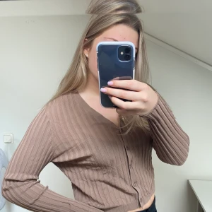 Brun tröja  - Helt ny och oanvänd tröja från Bik Bok med prislapp kvar. Fin tröja som inte kommer till användning för mig! 