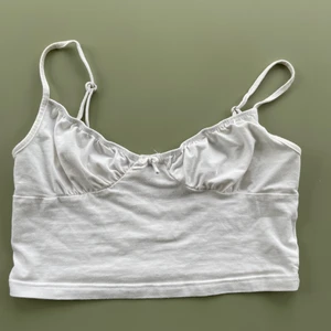 Söt linne - Vit linne med fina detaljer. Justerbara band