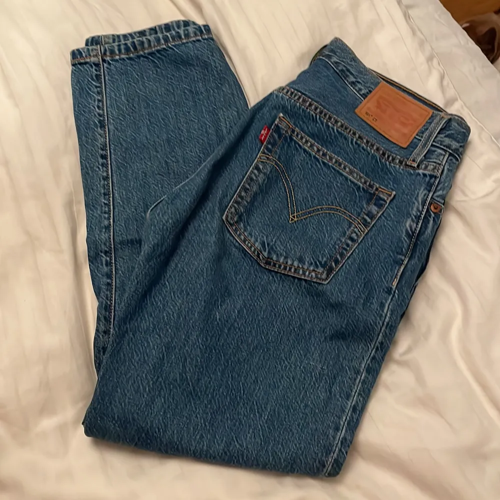 Klassiska jeans i storlek w24 L32, passar mig som brukar ja stl S. Hämtas i Solna eller så står köparen för frakt !. Jeans & Byxor.