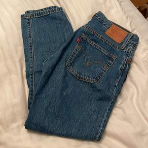 Klassiska jeans i storlek w24 L32, passar mig som brukar ja stl S. Hämtas i Solna eller så står köparen för frakt !