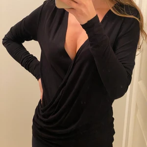 Svart topp - Svart långärmad topp/blus. I bra skick. Vet ej vilket märke eller storlek då jag klippt bort lappen. Men skulle uppskatta en storlek S. Kan mötas upp på Östermalmstorg annars får köparen stå för frakt 🖤