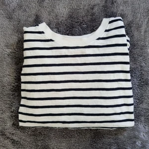 Randig tröja  - Säljer min tröja från kappahl, säljer eftersom den inte Kommer till användning. Använt den ugnegär 3 gånger. Köpte den för 270 i butik och den är mycket bra skick❤️