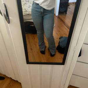 Fina jeans med slits från Gina tricot. Säljer pga att de är för långa, använda bara i hemmet en gång. Ny pris 500🫶
