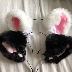 Kattöron  - 2 par kattöron från shein, 1 för 25kr o båda för 40kr. Vet inte riktigt varför jag köpte de men slay ig. TRYCK INTE PÅ KÖP DIREKT! Köpare står för frakt.