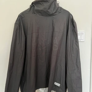 Adidas vindjacka  - Unik vindjacka från Adidas. Går att vända ut och in så den blir silvrig (sista bilden).  Nypris 1200:-  