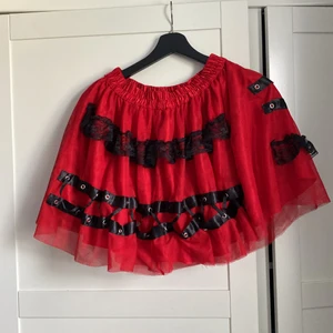 Klassisk emokjol! - Köpt någon gång 2008-2010. Något använd, men fortfarande ok skick! Storleken är okänd, men med stretchen i midjan skulle jag säga att den passar S-M! 