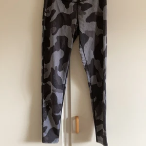 Tränings tajts  - Står ingen storlek men skulle nog säja S-M. Använda typ 7 gånger 