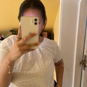 Blus med öppen rygg - Använt 2 gånger, men har sedan bara legat i garderoben och säljer därför den. Urpsrungligen från H&M. Nypris: 249kr. Är i mycket bra skick. Frakt tillkommer och köparen står för frakten.