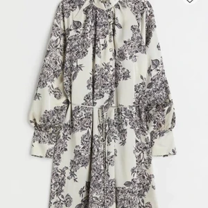 Ny klänning från HM - Jättefin klänning från HM,  Helt ny med prislapp på  Storlek M men passar även L-XL då den är ganska stor och anpassbar  Dock har jag tappat bort själva bandet.. Köpte för 300kr, säljer för 150