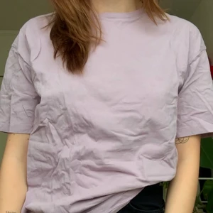 Lila Oversized T-shirt  - T-shirt från herravdelningen. Sitter därför lite oversized på mig som har S. Pastellig lila. Väldigt fint skick.