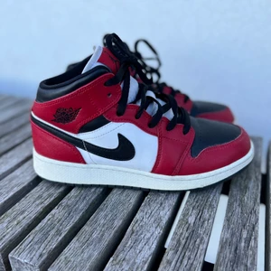 Nike Jordan 1 Mid Chicago black toe - Jättefint skick. 