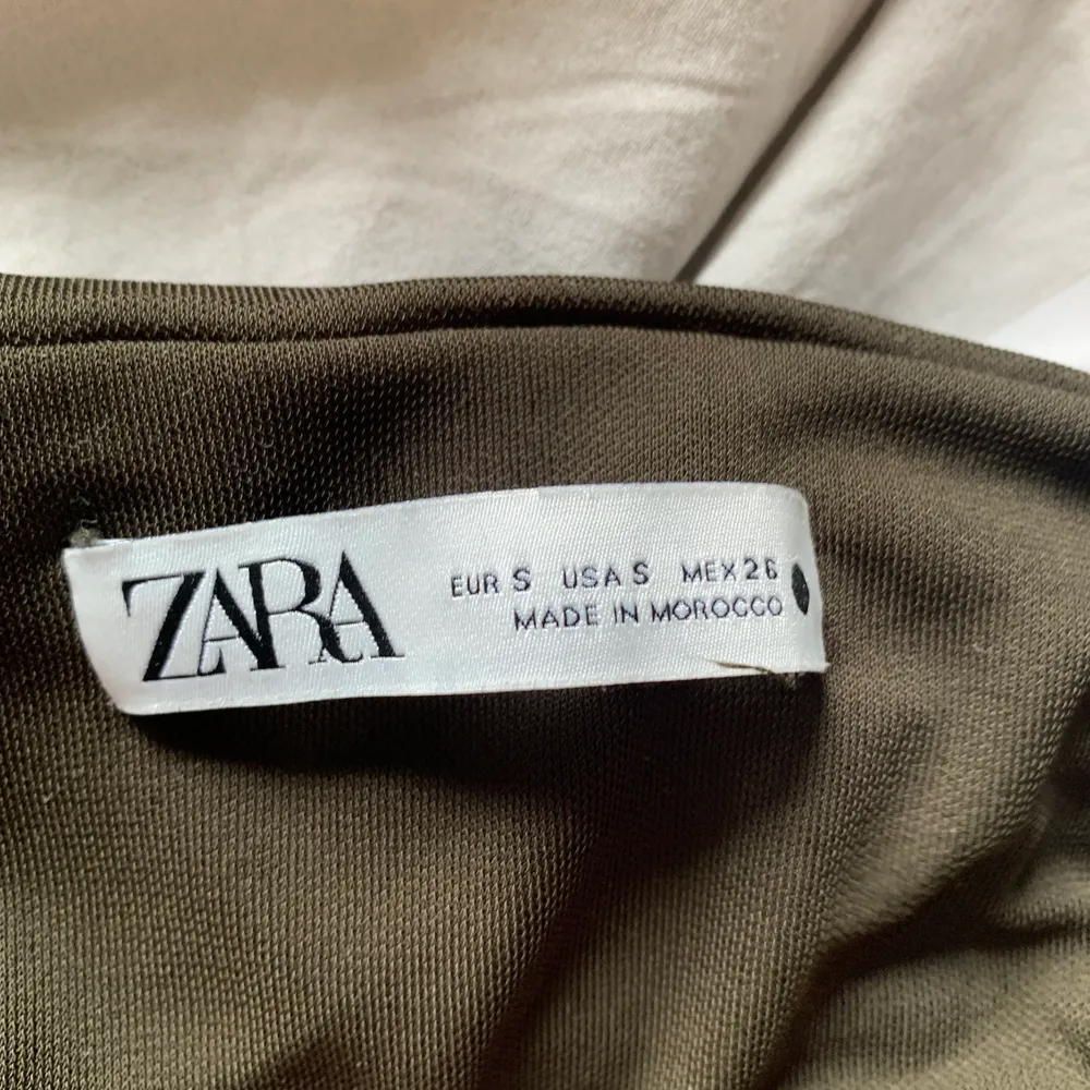 Superfin klänning från Zara som är slutsåld. Endast använd en gång. Skriv för fler bilder. Köparen står för frakten💕. Klänningar.