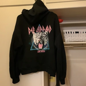 Hoodie med tryck - Snygg hoodie med ”def leppard” tryck på ryggen⚡️storlek M, använd men i bra skick! Ena snöret saknar metall (de bild 3) . Köpte för 500 säljer för 150+frakt!💕