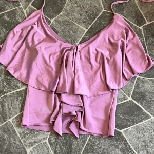 Topp - En jätte fin lila topp, säljer pga köpte den för stor på mig, aldrig använd.