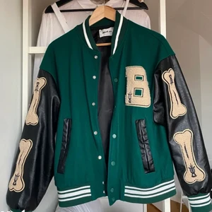 Varsity jacka - Jätte fin varsity jacka. Köpt för ungefär ett år sedan men har tröttnat på den och därför säljer.