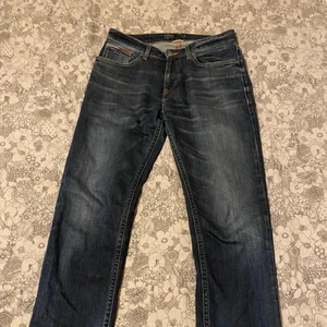 Tommy Hilfigher Jeans  - Tommy Hilfigher jeans i gott skick Storlek 32/32 - Regular fit  Nypris 1100kr 