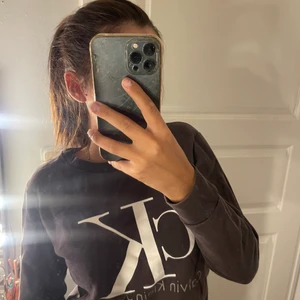 Tröja - Säljer den här Calvin Klein tröjan då den har blivit liten på mig. Hör av dig vid intresse💕