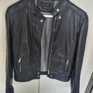 Massimo Dutti skinnjacka - Skinnjacka från Massimo Dutti med snygga detaljer, nyskick! Strl xs