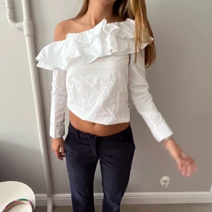 Topp!! - Säljer denna så fina One shoulder topp med volanger!