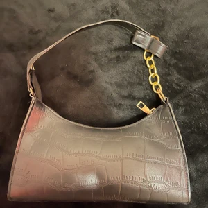 Väskor - Svart och brun väskor som har aldrig använt, helt nya och de i bra skick, inga skador. 50kr för 1st