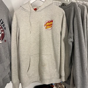 Santa Cruz hoodie  - En grå santa cruz hoodie med tryck 