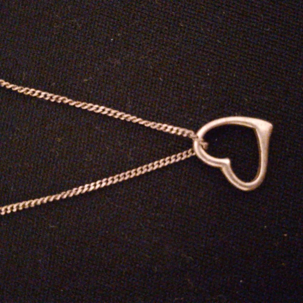 Ett halsband av 925 silver med ett litet hjärta på. Accessoarer.
