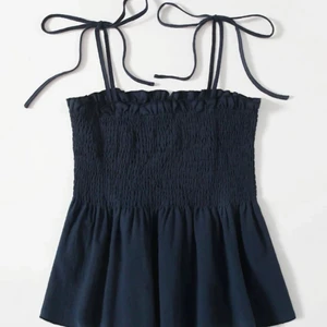 Mörkblå topp  - Har ändast använt detta linne/topp en gång så den är precis som nu. Den är super söt, fin och speciellt skönt🥰