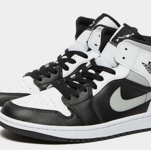 Jordan 1 Mid Black Smoke Grey - Säljer mina jordans pga att jag sällan använder dom. Skorna är använda några gånger men skulle säga att dom är i väldigt bra skick. Skriv vid intresse så kan vi diskutera priset🥰