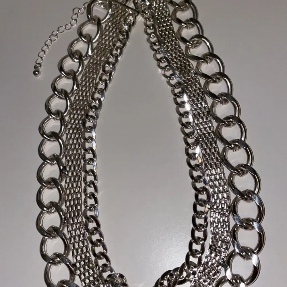 Ett helt nytt silver halsband aldrig använt . Accessoarer.