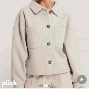 Kappa - INTRESSEKOLL! Vill se hur mycket jag kan få för denna kappa och eventuellt sälja ! Super fin bra skick! Från nakd och perfekt nu till hösten ! 💞skriv vid frågor 